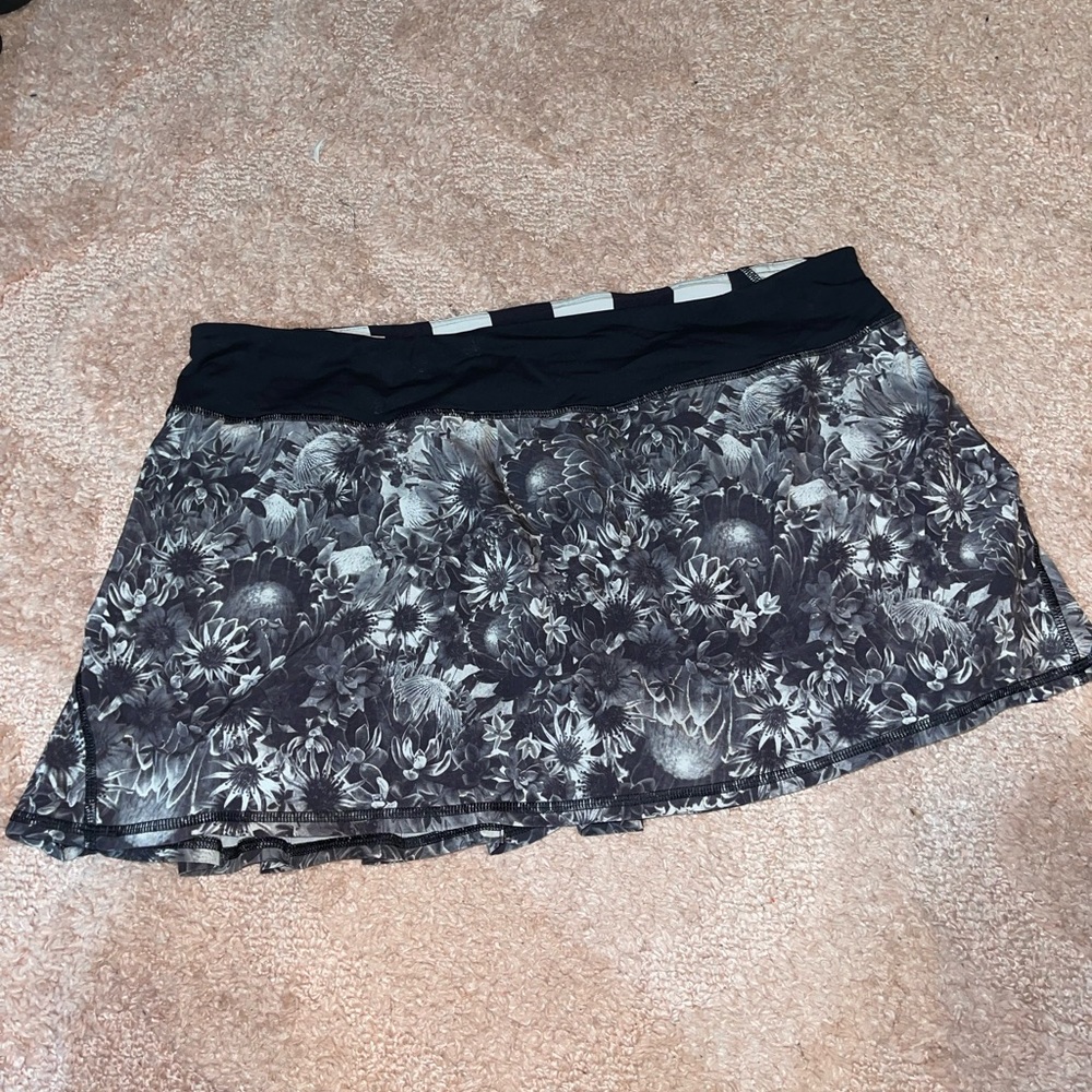 Lululemon Women's Pace Setter Skirt Flowabunga Black Angel Wing Floral Size 12